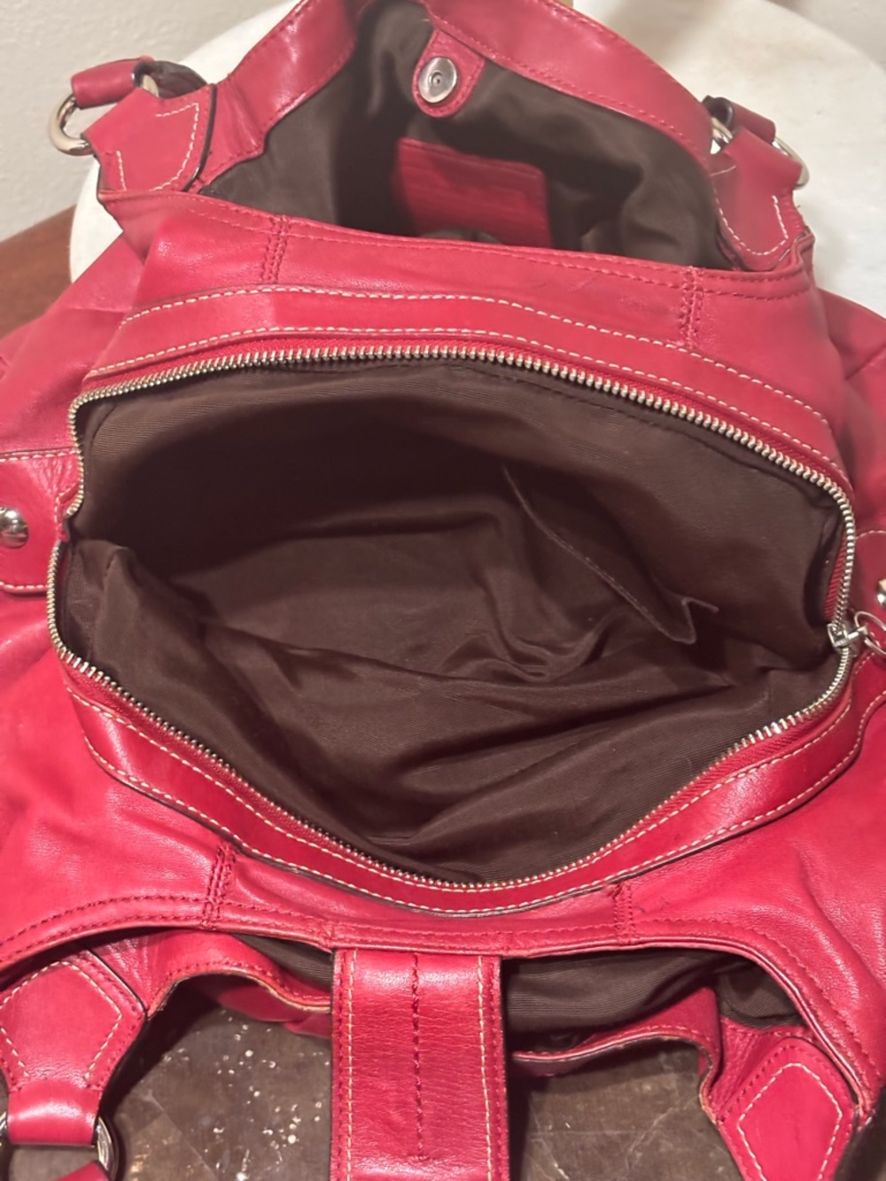 Stylish Red Leather Shoulder Bag - Fashionable Everyday Carry - Picture 4 of 8